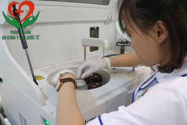 Đi tiểu ra máu do mắc phải bệnh gì?